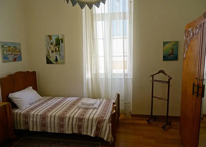 Дом отдыха Neoclassical House *